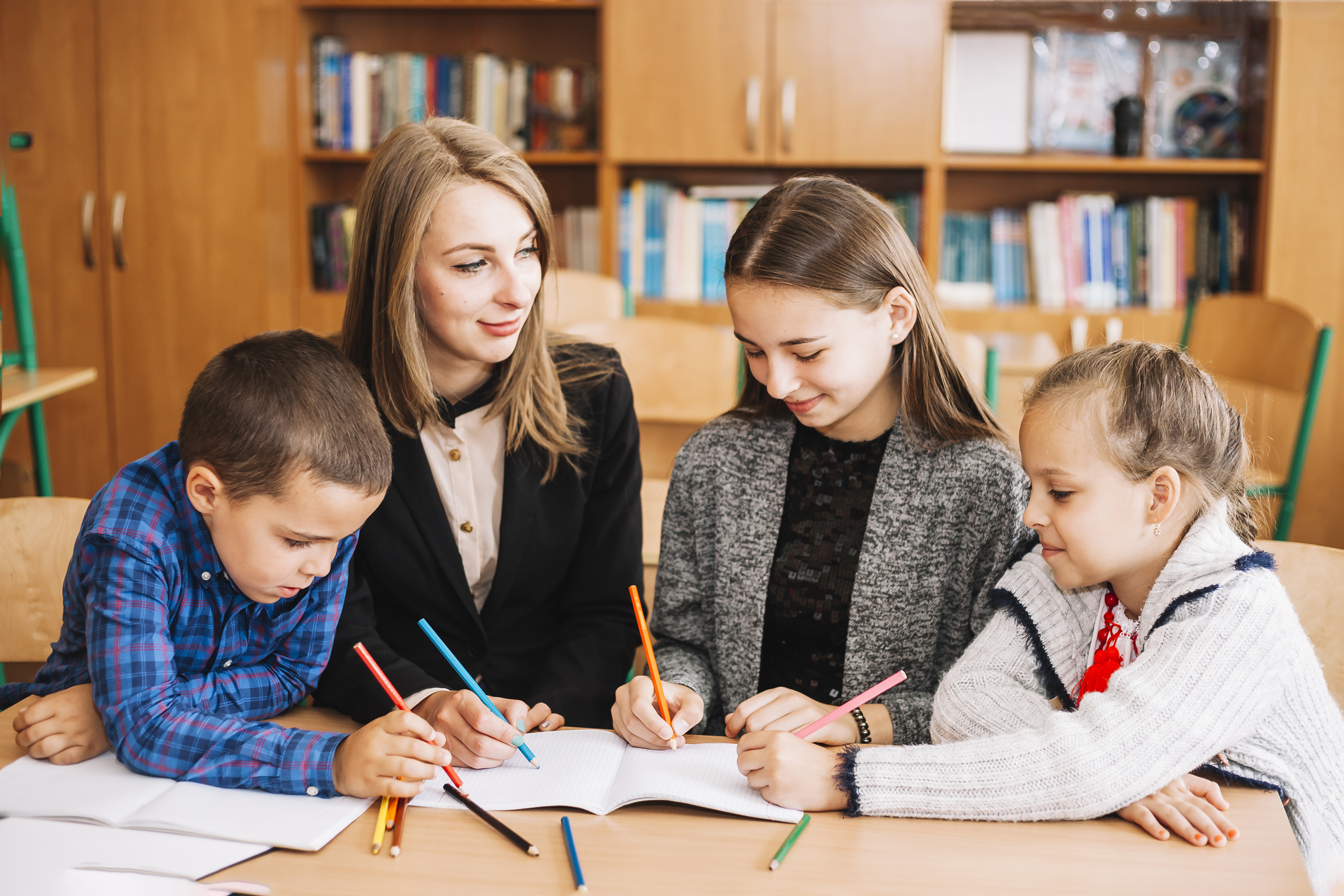 teacher_helps_students